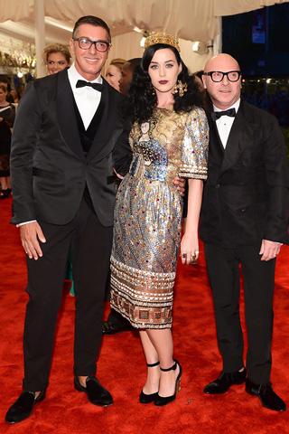 Gala du MET 2013 Katy Perry, center, in Dolce & Gabbana with Stefano Gabbana and Domenico Dolce