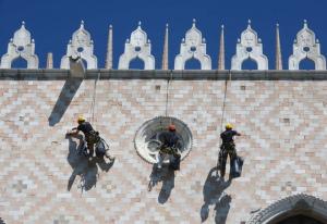  Restaurateurs grimpeurs sur la façade du Palais Ducal