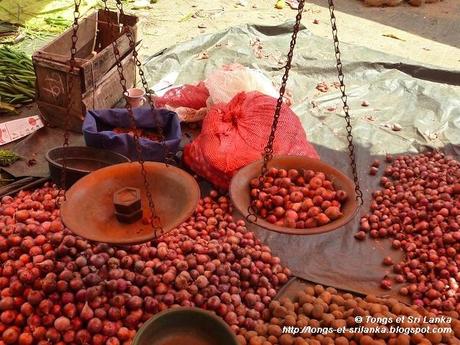 Nouvelles photos du marché de Tangalle : entre manioc et tabac séché !