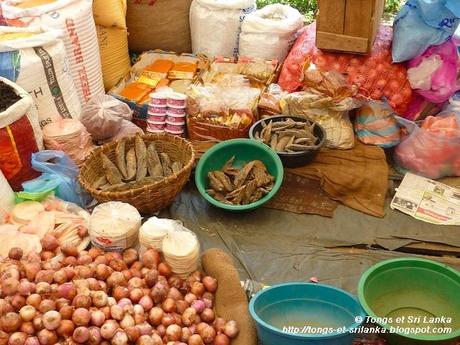 Nouvelles photos du marché de Tangalle : entre manioc et tabac séché !