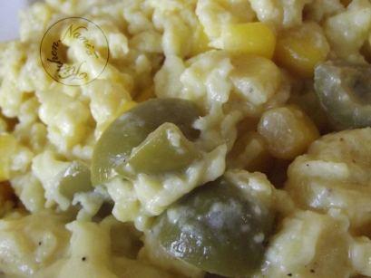 Oeufs brouillés aux olives vertes et maïs oeufs brouillés olive mais (2)