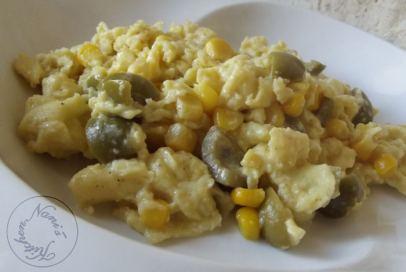Oeufs brouillés aux olives vertes et maïs oeufs brouillés olive mais (1)