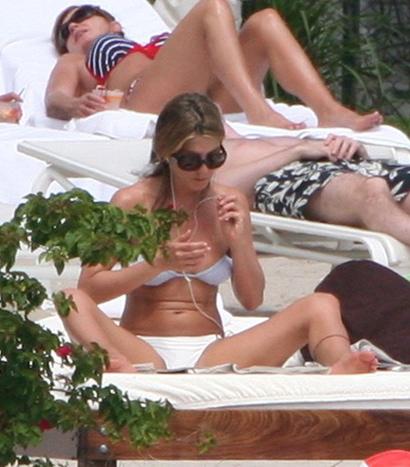 Jennifer Aniston: Sexy Weekend Bikini
