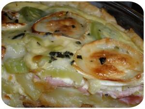 Tarte aux pommes de terre, jambon, poireaux et chèvre Tarte aux pommes de terre, jambon, poireaux et chèvre