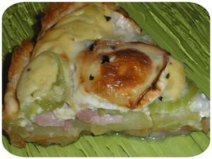 Tarte aux pommes de terre, jambon, poireaux et chèvre Tarte aux pommes de terre, jambon, poireaux et chèvre