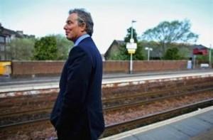 1233041573-tony-blair-controle-dans-un-train-sans-ticket-ni-argent