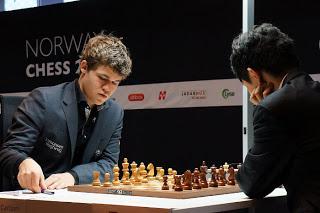Échecs en Norvège : Magnus Carlsen (2868) 0-1 Wang Hao (2743) lors de la ronde 8 © Site officiel 