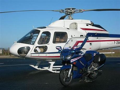 Motos des douanes YAMAHA FJR 1300 - DOUANES avec hélicoptère