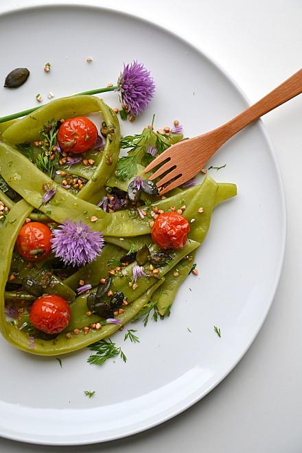 Salade de haricots plats, kasha, tomates cerises rôties et graines - sauce aillée Salade-haricots-plats7.JPG