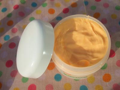 Gamme au beurre de mangue de chez Klorane, parfaite pour mes cheveux secs. Gamme au beurre de mangue de chez Klorane, parfaite pour mes cheveux secs.