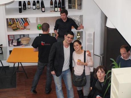 A mon tour de prendre une photo avec l'équipe Ysance. Ici avec Emilie. Les Photos de la Soirée Inauguration des nouveaux bureaux Blog-Ecommerce