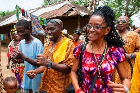 DES CUBAINS VOYAGENT EN AFRIQUE OU ILS ONT RETROUVE L’ORIGINE DE LEURS ANCETRES Humberto Casanova, Alfredo Duquesne, Elvira Fumero Añí and Yandrys Izquierdo - DES CUBAINS VOYAGENT EN AFRIQUE OU ILS ONT RETROUVE L'ORIGINE DE LEURS ANCETRES (Sierra Leone)
