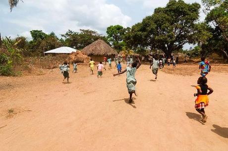 DES CUBAINS VOYAGENT EN AFRIQUE OU ILS ONT RETROUVE L’ORIGINE DE LEURS ANCETRES Humberto Casanova, Alfredo Duquesne, Elvira Fumero Añí and Yandrys Izquierdo - DES CUBAINS VOYAGENT EN AFRIQUE OU ILS ONT RETROUVE L'ORIGINE DE LEURS ANCETRES (Sierra Leone)