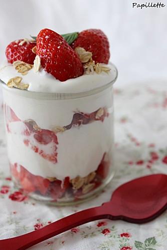 Oeufs cocotte, rouget, patates douces et autres douceurs : recettes de la semaine (S21/2013) fraise yaourt et flocons d'avoine grillés