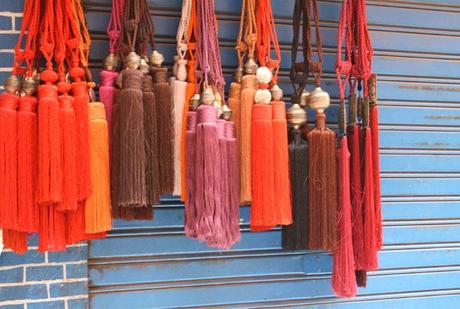 Marrakech # Côté boutiques pompons souk
