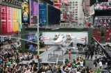 Un X-Wing grandeur nature s’installe à Time Square