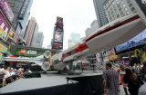 Un X-Wing grandeur nature s’installe à Time Square