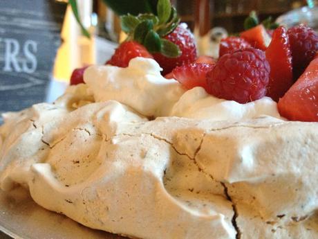 196 re Pavlova au chocolat et aux fruits rouges