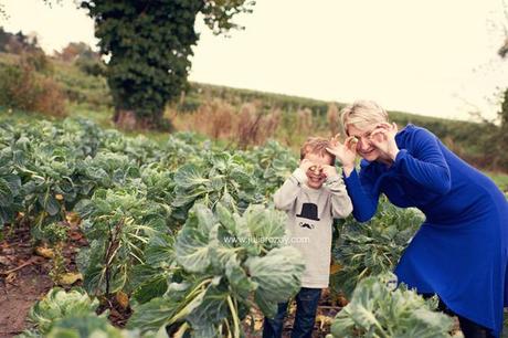 Clément et Michèle entre les pommiers : séance photos mère-enfant mise en scène, en campagne Clément et Michèle entre les pommiers : séance photos mère-enfant mise en scène, en campagne