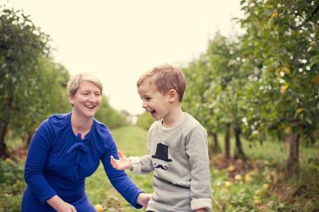 Clément et Michèle entre les pommiers : séance photos mère-enfant mise en scène, en campagne Clément et Michèle entre les pommiers : séance photos mère-enfant mise en scène, en campagne