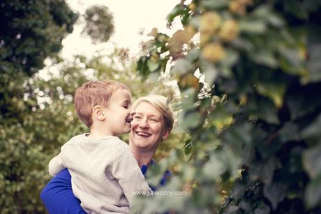 Clément et Michèle entre les pommiers : séance photos mère-enfant mise en scène, en campagne Clément et Michèle entre les pommiers : séance photos mère-enfant mise en scène, en campagne