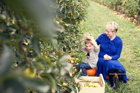 Clément et Michèle entre les pommiers : séance photos mère-enfant mise en scène, en campagne Clément et Michèle entre les pommiers : séance photos mère-enfant mise en scène, en campagne