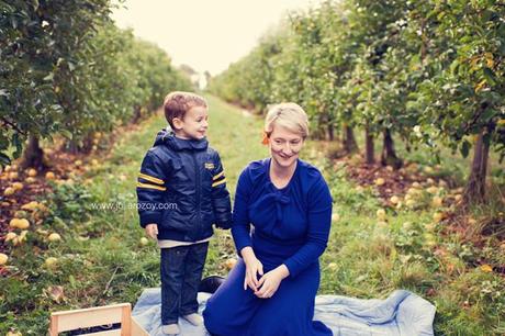 Clément et Michèle entre les pommiers : séance photos mère-enfant mise en scène, en campagne Clément et Michèle entre les pommiers : séance photos mère-enfant mise en scène, en campagne