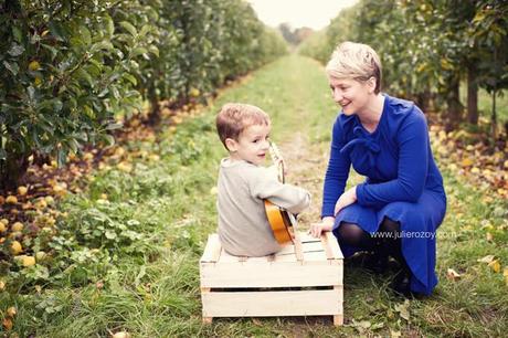 Clément et Michèle entre les pommiers : séance photos mère-enfant mise en scène, en campagne Clément et Michèle entre les pommiers : séance photos mère-enfant mise en scène, en campagne