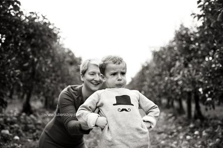 Clément et Michèle entre les pommiers : séance photos mère-enfant mise en scène, en campagne Clément et Michèle entre les pommiers : séance photos mère-enfant mise en scène, en campagne