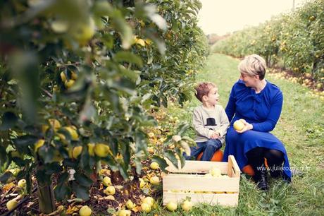 Clément et Michèle entre les pommiers : séance photos mère-enfant mise en scène, en campagne Clément et Michèle entre les pommiers : séance photos mère-enfant mise en scène, en campagne