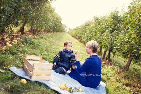 Clément et Michèle entre les pommiers : séance photos mère-enfant mise en scène, en campagne Clément et Michèle entre les pommiers : séance photos mère-enfant mise en scène, en campagne