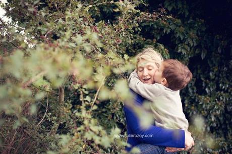 Clément et Michèle entre les pommiers : séance photos mère-enfant mise en scène, en campagne Clément et Michèle entre les pommiers : séance photos mère-enfant mise en scène, en campagne