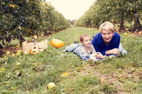Clément et Michèle entre les pommiers : séance photos mère-enfant mise en scène, en campagne Clément et Michèle entre les pommiers : séance photos mère-enfant mise en scène, en campagne