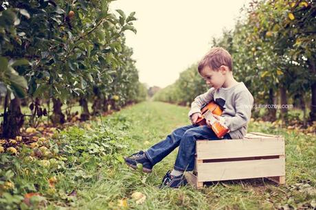 Clément et Michèle entre les pommiers : séance photos mère-enfant mise en scène, en campagne Clément et Michèle entre les pommiers : séance photos mère-enfant mise en scène, en campagne