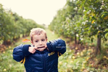 Clément et Michèle entre les pommiers : séance photos mère-enfant mise en scène, en campagne Clément et Michèle entre les pommiers : séance photos mère-enfant mise en scène, en campagne