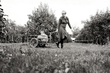Clément et Michèle entre les pommiers : séance photos mère-enfant mise en scène, en campagne Clément et Michèle entre les pommiers : séance photos mère-enfant mise en scène, en campagne