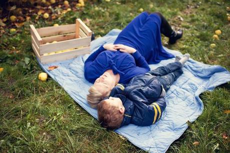 Clément et Michèle entre les pommiers : séance photos mère-enfant mise en scène, en campagne Clément et Michèle entre les pommiers : séance photos mère-enfant mise en scène, en campagne