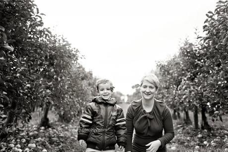 Clément et Michèle entre les pommiers : séance photos mère-enfant mise en scène, en campagne Clément et Michèle entre les pommiers : séance photos mère-enfant mise en scène, en campagne