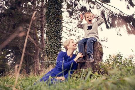 Clément et Michèle entre les pommiers : séance photos mère-enfant mise en scène, en campagne Clément et Michèle entre les pommiers : séance photos mère-enfant mise en scène, en campagne