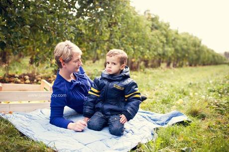 Clément et Michèle entre les pommiers : séance photos mère-enfant mise en scène, en campagne Clément et Michèle entre les pommiers : séance photos mère-enfant mise en scène, en campagne