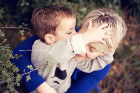 Clément et Michèle entre les pommiers : séance photos mère-enfant mise en scène, en campagne Clément et Michèle entre les pommiers : séance photos mère-enfant mise en scène, en campagne