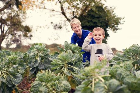 Clément et Michèle entre les pommiers : séance photos mère-enfant mise en scène, en campagne Clément et Michèle entre les pommiers : séance photos mère-enfant mise en scène, en campagne