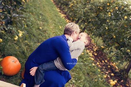 Clément et Michèle entre les pommiers : séance photos mère-enfant mise en scène, en campagne Clément et Michèle entre les pommiers : séance photos mère-enfant mise en scène, en campagne