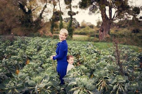 Clément et Michèle entre les pommiers : séance photos mère-enfant mise en scène, en campagne Clément et Michèle entre les pommiers : séance photos mère-enfant mise en scène, en campagne