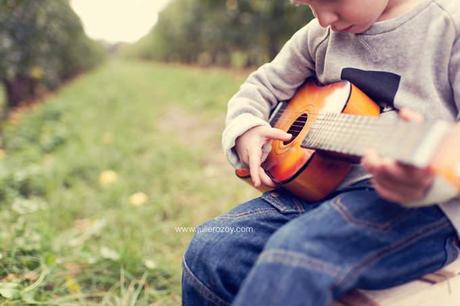 Clément et Michèle entre les pommiers : séance photos mère-enfant mise en scène, en campagne Clément et Michèle entre les pommiers : séance photos mère-enfant mise en scène, en campagne