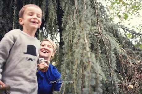Clément et Michèle entre les pommiers : séance photos mère-enfant mise en scène, en campagne Clément et Michèle entre les pommiers : séance photos mère-enfant mise en scène, en campagne