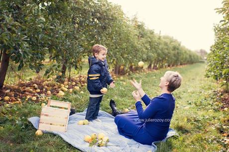 Clément et Michèle entre les pommiers : séance photos mère-enfant mise en scène, en campagne Clément et Michèle entre les pommiers : séance photos mère-enfant mise en scène, en campagne