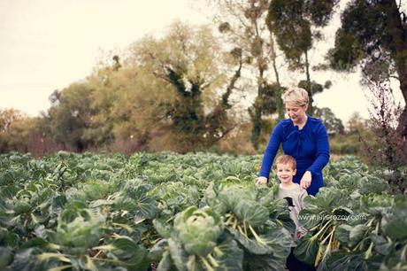 Clément et Michèle entre les pommiers : séance photos mère-enfant mise en scène, en campagne Clément et Michèle entre les pommiers : séance photos mère-enfant mise en scène, en campagne