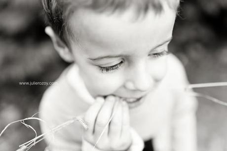 Clément et Michèle entre les pommiers : séance photos mère-enfant mise en scène, en campagne Clément et Michèle entre les pommiers : séance photos mère-enfant mise en scène, en campagne