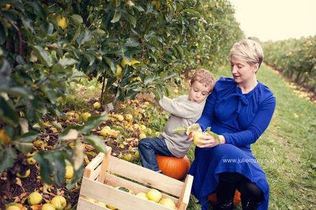 Clément et Michèle entre les pommiers : séance photos mère-enfant mise en scène, en campagne Clément et Michèle entre les pommiers : séance photos mère-enfant mise en scène, en campagne